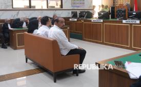 Para terdakwa kasus dugaan penipuan dan penggelapan PT Dana Syariah Indonesia (DSI) yaitu Direktur Utama DSI Taufiq Al Jufri, mantan Direktur DSI Merry Yuniarni, dan Komisaris DSI Ari Rizal Lesmana menjalani sidang perdana  di Pengadilan Negeri Depok, Jawa Barat, Rabu (22/7/2026). Sidang perdana kasus dugaan penipuan dan penggelapan pada PT Dana Syariah Indonesia tersebut beragendakan pembacaan dakwaan.