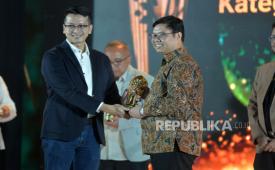 Perwakilan Bank Muamalat menerima Anugerah Syariah Republika 2023 Kategori Bank Umum Syariah Pendukung Ekosistem Haji dan Umrah, Jakarta, Kamis (30/11/2023).