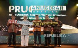 Ketua Dewan Pengawas Syariah Prudential Syariah Azharuddin Lathif, Chief Human Resources and Community Investment Officer Prudential Syariah Indrijati Rahayoe, Chief Financial Officer Prudential Syariah Paul Setio Kartono, Komisaris Independen Prudential Syariah Irfan Syauqi Beik, dan Anggota Dewan Pengawas Syariah Prudential Syariah Ahmad Nuryadi Asmawi (dari kiri) saat peluncuran PRUAnugerah Syariah di Jakarta, Rabu (4/10/2023). Prudential Syariah meluncurkan PRUAnugerah Syariah untuk memenuhi beragam kebutuhan finansial Syariah jangka panjang keluarga Indonesia.