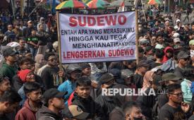 Massa yang tergabung dalam Aliansi Masyarakat Pati Bersatu berunjuk rasa di depan Kantor Bupati Pati, Kabupaten Pati, Jawa Tengah, Rabu (13/8/2025). Dalam unjuk rasa yang dihadiri sekitar 100 ribu warga itu menuntut Bupati Pati Sudewo agar mundur dari jabatannya karena dinilai arogan dan sejumlah kebijakannya tidak pro ke masyarakat. 