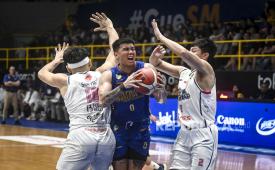 Juan Laurent Kokodiputra (tengah) saat memperkuat Satria Muda di IBL.