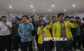 Wakil Ketua Badan Eksekutif Mahasiswa Universitas Indonesia (BEM UI), Fathimah Azzahra (tengah) bersama Ketua BEM Fakultas Hukum UI, Anandaku Dimas Rumi (kanan) dan Kuasa Hukum korban Timotius Rajagukguk (kiri) menyampaikan keterangan pers terkait kasus kekerasan seksual di gedung Pusgiwa UI, Depok, Jawa Barat, Selasa (14/4/2026). BEM Ul mengutuk keras dan tegas atas tindakan kekerasan seksual yang dilakukan oleh 16 terduga pelaku dari mahasiswa Fakultas Hukum Ul serta mendesak pihak rektor untuk segera mengeluarkan SK pemberhentian atau drop out terhadap pelaku dan mengimbau masyarakat untuk menjaga dan menghargai privasi korban.