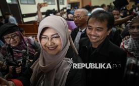 Terdakwa kasus dugaan fitnah dan pencemaran nama baik terkait keaslian ijazah Presiden ke-7 RI Joko Widodo, Tifauzia Tyassuma atau Dokter Tifa (kedua kiri) bersama rekannya Roy Suryo (kanan) berjalan usai menjalani sidang perdananya di Pengadilan Negeri Jakarta Timur, Jakarta, Kamis (2/7/2026). Sidang tersebut beragendakan pembacaan surat dakwaan oleh jaksa penuntut umum. 