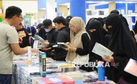 Pengunjung melihat buku dalam acara IBF2025 di JICCSenayan, Jakarta, Kamis (19/6/2025). Pameran buku Islam terbesar di Indonesia ini berlangsung selama lima hari hingga 22 Juni 2025