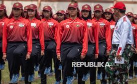Anggota Pasukan Pengibar Bendera Pusaka (Paskibraka) Nasional mengikuti latihan tingkat pusat di Lapangan PPSDM Kemendikdasmen, Depok, Jawa Barat, Senin (3/8/2026). Sebanyak 76 anggota Paskibraka Nasional yang telah dipilih dari 38 Provinsi di Indonesia mengikuti latihan untuk memantapkan kesiapan jelang pelaksanaan Upacara Peringatan HUT Ke-81 Kemerdekaan RI di Istana Merdeka. 