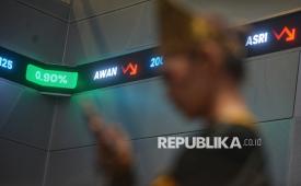 Tamu undangan berada di dekat layar elektronik pergerakan saham saat acara penutupan perdagangan Bursa Efek Indonesia (BEI) Tahun 2025 di Main Hall BEI, Jakarta, Selasa (30/12/2025). Indeks Harga Saham Gabungan (IHSG) pada akhir Tahun 2025 ditutup menghijau/menguat 2,68 poin atau 0,03 persen ke posisi 8.646,94. Perdagangan saham akan kembali dibuka pada Jumat, 2 Januari 2026.