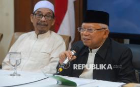 Kiai sepuh sekaligus Mustasyar Pengurus Besar Nahdlatul Ulama (PBNU) KH Maruf Amin menyampaikan keterangan usai pertemuan kiai sepuh di Gedung PBNU, Jakarta, Kamis (20/8/2026). Dalam pertemuan tersebut para kiai sepuh menyampaikan tujuh poin seruan moral untuk Muktamar Ke-35 NU yang bermartabat.