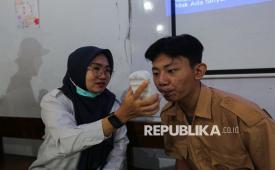 Siswa mengikuti cek tbc.