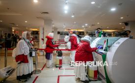 Calon jamaah haji kloter 73 mengantre untuk pemeriksaan dokumen oleh petugas Kerajaan Arab Saudi di layanan Fast Track Makkah Route Bandara Adi Soemarmo, Boyolali, Jawa Tengah, Jumat (23/5/2025). Layanan Fast Track Haji Makkah Route di Bandara Adi Soemarmo tersebut untuk memudahkan jamaah haji dalam pemeriksaan dokumen sehingga lebih cepat dan efisien karena tidak perlu melakukan pemeriksaan dokumen keimigrasian di Arab Saudi. 