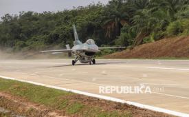 Pesawat tempur F16 melakukan uji coba pendaratan di Jalan Tol Trans Sumatera (JTTS) ruas Jalan Tol Terbanggi Besar–Pematang Panggang–Kayu Agung (Terpeka) di Lampung. (ilustrasi)