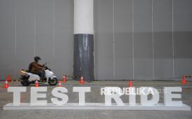 Pengunjung melakukan test drive motor listrik di salah satu stan pada ajang Periklindo Electric Vehicle Show (PEVS) 2025 di JIExpo Kemayoran, Jakarta, Selasa (29/4/2025).