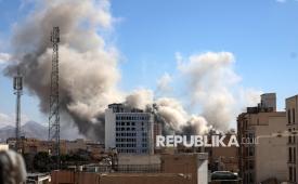 Asap mengepul di pusat kota Teheran setelah Israel kembali melancarkan serangan udara ke Iran, Ahad (1/3/2026). Operasi militer gabungan Israel dan AS berlanjut setelah sebelumnya menargetkan beberapa lokasi di seluruh Iran pada dini hari tanggal 28 Februari 2026.