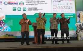 Deputi II Bidang Koordinasi Pangan dan Agribisnis Kementerian Perekonomian Dida Gardera, Dirjen PKH Kementerian Pertanian Nasrullah, Dirjen Penguatan Daya Saing Produk Kelautan dan Perikanan (PDSPKP) Kementerian Kelautan dan Perikanan Budi Sulistyo, Managing Director PT Napindo Media Ashatama Arya Seta (dari kiri) membuka pameran Indo Livestock 2024 di Jakarta Convention Center (JCC), Jakarta, Rabu (17/7/2024). Pameran yang diselenggarakan oleh PT Napindo Media Ashatama itu digelar hingga 19 Juli 2024. Pameran tersebut menampilkan beragam produk teknologi industri peternakan, pengolahan hasil ternak, serta teknologi pertanian dan perikanan dari pelaku industri di 12 negara, termasuk Indonesia. 