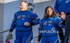  Members of the NASA Boeing Crew Flight Test Butch Wilmore (L) and Suni Williams, both of NASA, walk out of the Neil A. Armstrong Operations and Checkout Building to the Space Launch Complex-41 in Titusville, Florida, USA, 06 May 2024. Wilmore and Williams will launch aboard Boeing