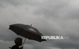 Aktivis HAM Sumarsih mengikuti Aksi Kamisan ke-884 di depan Istana Merdeka, Jakarta, Kamis (30/10/2025). Sudah 18 tahun Sumarsih rutin hadir mengikuti Aksi Kamisan di depan Istana Merdeka.