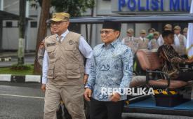 Menko Pemberdayaan Masyarakat  Muhaimin Iskandar bersama Menteri Haji dan Umrah Mochamad Irfan Yusuf menghadiri upacara penutupan pembekalan peserta pendidikan dan pelatihan (diklat) Petugas Penyelenggara Ibadah Haji (PPIH) Arab Saudi 2026 di Lapangan Galaxy, Halim Perdanakusuma, Jakarta Timur, Jumat (30/1/2026). Sebelumnya, para petugas telah menjalani diklat selama 20 hari guna menguasai berbagai bidang layanan krusial, meliputi transportasi, akomodasi, konsumsi, perlindungan jemaah, layanan disabilitas dan lansia, media center, kesehatan, serta bimbingan ibadah.