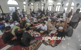 Umat Islam menyantap hidangan yang disajikan di atas nampan bulat khas Melayu usai melaksanakan shalat Idul Fitri 1446 Hijriah di Masjid Nurul Islam, Tanjung Pasir, Jambi. Ilustrasi tradisi pada Idul Fitri.