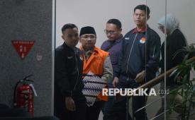 Mantan Menteri Agama Yaqut Cholil Qoumas mengenakan rompi tahanan usai menjalani pemeriksaan di Gedung Merah Putih KPK, Jakarta, Kamis (12/3/2026). Komisi Pemberantasan Korupsi (KPK) resmi menahan Yaqut terkait dugaan kasus korupsi dalam penentuan kuota dan penyelenggaraan ibadah haji di Kementerian Agama (Kemenag) tahun 2023–2024. Sehari sebelumnya, permohonan praperadilannya ditolak oleh Pengadilan Negeri Jakarta Selatan.
