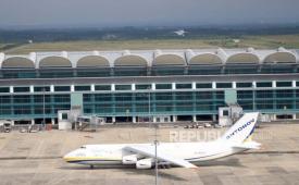 Bandara Kertajati Layani Rute Penerbangan ke Kuala Lumpur. Foto:  Pesawat kargo terbesar di dunia, Antonov Internasional AN124-100, berhasil mendarat dan lepas landas di Bandara Internasional Jawa Barat (BIJB) Kertajati di Kabupaten Majalengka, pada Rabu, 22 Maret 2023. 
