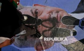Poster bergambar PM Israel Benjamin Netanyahu terlihat diinjak massa peserta aksi solidaritas Indonesia Lawan Genosida, Dukung Palestina Merdeka di Jakarta, Ahad (12/10/2025). Massa aksi mengutuk segala bentuk genosida terhadap warga Gaza yang dilakukan Israel serta menyuarakan kemerdekaan dan gencatan senjata yang permanen di Palestina.