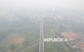 Foto udara suasana kawasan sekitar Jembatan Makalam saat kabut asap kebakaran hutan dan lahan (karhutla) menyelimuti Kota Jambi, Jambi, Sabtu (10/10/2026). Data Indeks Standar Pencemaran Udara (ISPU) Kementerian Lingkungan Hidup menunjukkan kualitas udara di Kota Jambi, Kabupaten Muaro Jambi, dan Kabupaten Tebo berada pada kategori berbahaya pada Sabtu (10/10), seiring bertambah pekatnya asap karhutla di sejumlah wilayah tersebut dalam beberapa pekan terakhir. 