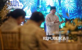 Presiden keenam RI Susilo Bambang Yudhoyono (SBY) memberikan sambutan pada acara Haul H. Mochamad Thohir ke-9 di Masjid At-Thohir, Depok, Jawa Barat, Ahad (2/11/2025). Acara Haul H. Mochamad Thohir ke-9 yang mengangkat tema Lighting the Path, Lifting the People tersebut dimeriahkan dengan berbagai kegiatan penuh makna, mulai dari perlombaan, tausiah inspiratif, hingga acara kebersamaan.