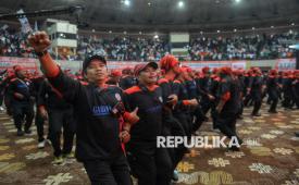 Buruh menghadiri Konsolidasi Aksi Konfederasi Serikat Pekerja Indonesia (KSPI) dan Partai Buruh di Jakarta International Convention Center (JICC), Senayan, Jakarta, Kamis (30/10/2025). Konsolidasi tersebut menyuarakan Hapus Outsourcing dan Tolak Upah Murah (HOSTUM) untuk memperjuangkan kesejahteraan buruh, termasuk tuntutan kenaikan upah hingga 10,5 persen pada 2026.