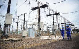 Petugas PLN melakukan inspeksi peralatan di Gardu Induk Tegangan Ekstra Tinggi (GITET) 500 kV Gandul, Cinere, Depok, Jawa Barat, Jumat (27/12/2024).