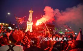 Suporter PSIM Yogyakarta melakukan selebrasi di kawasan Tugu Pal Putih, Yogyakarta, Selasa (17/2/2025). Ribuan suporter PSIM Yogyakarta merayakan promosi Laskar Mataram ke Liga 1 musim depan. 