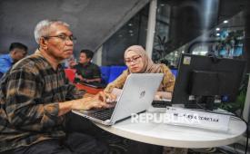 Petugas melayani wajib pajak Helpdesk Tempat Pelayanan Terpadu (TPT) Kantor Pajak Gedung Radjiman, Jakarta, Selasa (18/2/2025). 