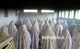 Jamaah mengikuti shalat Idul Fitri di Masjid Nur Muhammad Al Muhdlor, Desa Wates, Kecamatan Sumbergempol, Tulungagung, Jawa Timur, Kamis (19/3/2026). Pelaksanaan shalat Id lebih awal oleh sekitar 100 jamaah tersebut merupakan tradisi yang telah berlangsung lama di lingkungan pondok, mengacu pada perhitungan keagamaan internal yang berbeda dengan penetapan pemerintah. 