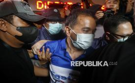 Petugas kepolisian menggiring Roy Suryo ke mobil ambulans untuk menjalani pemeriksaan usai ditahan di Polda Metro Jaya, Jakarta, Jumat (19/6/2026). Polda Metro Jaya menahan Roy Suryo sebagai tersangka kasus dugaan fitnah dan pencemaran nama baik terkait keaslian ijazah Presiden ke-7 RI Joko Widodo. 