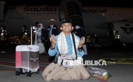 Seorang haji dari kelompok terbang (kloter) pertama memanjatkan doa syukur saat tiba di Bandara Internasional Juanda, Sidoarjo, Jawa Timur, Senin (1/6/2026). Sebanyak 378 jamaah asal Kota Malang,  Surabaya, dan Kabupaten Probolinggo tiba kembali di tanah air setelah menunaikan ibadah haji. 