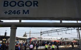 Sejumlah penumpang KRL Commuter Line berjalan di peron Stasiun Bogor di Kota Bogor, Jawa Barat, Senin (30/3/2026). 
