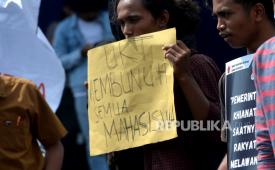 Aksi unjuk rasa dari Serikat Mahasiswa Indonesia (SMI) menuntut perbaikan sistem uang kuliah tunggal (UKT) di depan kampus  UNY), Yogyakarta, Kamis (19/1/2023). 