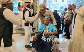 Jamaah haji Indonesia tiba di hotel Makarem Haram View Suites Madinah, Arab Saudi, Rabu (22/4/2026). Sebanyak 360 orang jamaah haji Indonesia kloter pertama Embarkasi Yogyakarta International Airport (YIA) telah tiba di Madinah. Para jamaah langsung menuju hotel. Penyambutan hangat dilakukan kepada para jamaah haji setibanya di hotel dengan memberikan welcome drink berupa air zamzam dan kurma, taburan bunga, tangkai mawar, hingga pemberian suvenir.