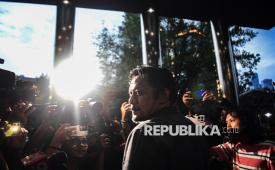 Ketua Bidang Ekonomi PBNU Aizzudin Abdurrahman alias Gus Aiz berjalan usai menjalani pemeriksaan di Gedung KPK Merah Putih, Jakarta, Selasa (13/1/2026). KPK memeriksa Aizzudin dalam kasus dugaan korupsi penentuan kuota dan penyelenggaraan ibadah Haji di Kementerian Agama (Kemenag) tahun 2023-2024 yang melibatkan mantan Menteri Agama Yaqut Cholil Qoumas. 