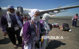 Jamaah Haji Kloter 1 Surabaya Kembali ke Tanah Air, Satu Tertahan di Makkah, PPIH Ungkap Penyebabnya