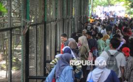 Sejumlah pengunjung berwisata di Taman Margasatwa Ragunan, Pasar Minggu, Jakarta.