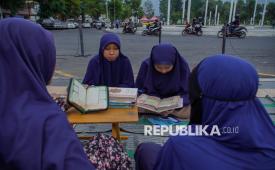 Sejumlah santri mengikuti tadarus Al Quran di Alun-Alun Lumajang, Jawa Timur, Jumat (27/2/2026). Kegiatan “ngaji on the road” tersebut digelar untuk mengisi waktu menunggu berbuka puasa dengan tadarus bersama di kawasan alun-alun setempat guna memperdalam ilmu agama. 