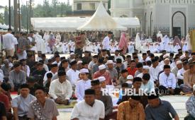 Sejumlah jamaah Tarekat Syattariyah bersiap melaksanakan Shalat Idul Fitri 1446 Hijriah di halaman Masjid Syaikhuna Habib Muda Seunagan Desa Peuleukung, Seunagan Timur, Nagan Raya, Aceh, Sabtu (29/3/2025). Sebagian umat Islam di Kabupaten Nagan Raya dan Kabupaten Aceh Barat melaksanakan Shalat Idul Fitri 1446 Hijriah lebih awal dari jadwal yang ditetapkan pemerintah karena didasarkan pada metode hisab urfi khumasi atau bilangan lima dalam kitab Tajul Muluk yang dianutnya. 