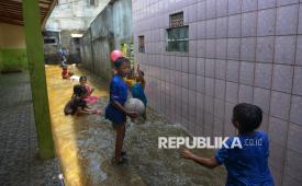 Anak-anak bermain air ketika banjir melanda kawasan RT 03 RW 06, Jati Padang, Pasar Minggu, Jakarta, Jumat (31/10/2025). Banjir yang terjadi sejak kemarin sore itu disebabkan oleh tingginya curah hujan di wilayah Jakarta di tambah dengan jebolnya Tanggul Baswedan di wilayah tersebut. Menurut salah satu warga, Iin, banjir terjadi sejak Kamis (30/10/2025) pukul 15.30 dengan ketinggian air mencapai satu meter. Iin berharap Tanggul Baswedan segera diperbaiki agar banjir tidak kembali merendam rumahnya.