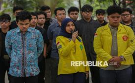 Wakil Ketua Badan Eksekutif Mahasiswa Universitas Indonesia (BEM UI), Fathimah Azzahra (tengah) bersama Ketua BEM Fakultas Hukum UI, Anandaku Dimas Rumi (kanan) dan Kuasa Hukum korban Timotius Rajagukguk (kiri) menyampaikan keterangan pers terkait kasus kekerasan seksual di gedung Pusgiwa UI, Depok, Jawa Barat, Selasa (14/4/2026). BEM Ul mengutuk keras dan tegas atas tindakan kekerasan seksual yang dilakukan oleh 16 terduga pelaku dari mahasiswa Fakultas Hukum Ul serta mendesak pihak rektor untuk segera mengeluarkan SK pemberhentian atau drop out terhadap pelaku dan mengimbau masyarakat untuk menjaga dan menghargai privasi korban.