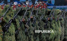 Prajurit TNI mengikuti defile pasukan saat peringatan HUT ke-80 TNI di kawasan Silang Monas, Jakarta, Ahad (5/10/2025). Pada peringatan HUT ke-80 TNI mengangkat tema besar TNI Prima, TNI Rakyat, Indonesia Maju. Selain upacara, gelaran HUT ke-80 TNI ini menampilkan sejumlah atraksi pesawat tempur, terjung payung, pengibaran bendera Merah Putih di atas langit Jakarta hingga simulasi pembebasan tawanan oleh pasukan TNI.