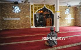 Umat muslim melaksanakan sholat di Masjid Al-Musthofa, Bantarjati, Kota Bogor, Jawa Barat, Selasa (18/3/2025). Masjid Al-Musthofa merupakan masjid tertua di Kota Bogor yang dibangun oleh dua ulama yakni Tubagus Mustofa Bakri yang berasal dari Banten dan Raden Dita Manggala berasal dari Cirebon. Berdasarkan informasi Masjid ini didirikan sekitar tahun 1728 atau sudah hampir berusia tiga abad. Saat ini bangunan masjid walaupun telah mengalami renovasi namun sebagian besar elemen bangunan baik struktur dan ornamen masih utuh. Pemkot Bogor menetapkan masjid tersebut sebagai cagar budaya pada 2011 silam.