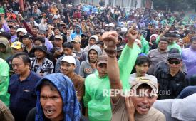 Warga yang tergabung dalam Aliansi Masyarakat Cigudeg Rumpin Parung Panjang (AMCRP) menggelar aksi unjuk rasa di depan kantor Pemerintah Kabupaten Bogor, Cibinong, Kabupaten Bogor, Jawa Barat, Senin (4/5/2026). Aksi tersebut dilakukan untuk menyampaikan aspirasi terkait dampak penutupan tambang yang dilakukan Gubernur Jawa Barat Dedi Mulyadi sejak sekitar tujuh bulan lalu dan meminta pemerintah segera membuka kembali tambang legal di wilayah Cigudeg, Rumpin, dan Parung Panjang yang sebelumnya ditutup. 
