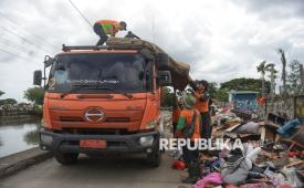 Petugas mengangkat sampah sisa banjir yang berasal dari wilayah permukiman kawasan Rawa Buaya ke truk di Jalan Inspeksi Kali Mookervart, Daan Mogot, Jakarta, Senin (26/1/2026). Sampah sisa banjir tersebut tidak hanya berupa limbah plastik rumah tangga, tetapi juga didominasi perabotan berukuran besar yang rusak akibat terendam air. Saat ini, upaya penanganan sampah pascabanjir terus dikebut, dengan petugas tampak bahu-membahu di lokasi. Sampah rumah tangga selanjutnya dibuang ke Tempat Pengolahan Sampah Terpadu (TPST) Bantar Gebang, sementara sampah berukuran besar, seperti sofa, kasur, lemari, meja, kayu, dan material lainnya, dibawa ke Saringan Sampah TB Simatupang (SSTBS).