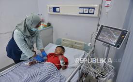 Perawat mengecek tensi darah pasien demam berdarah dengue di RSUD Tamansari, Jakarta Barat, Jumat (8/3/2024). 