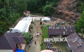 Sejumlah siswa mengikuti upacara bendera pada hari pertama sekolah di SDN 05 Batang Anai, Padang Pariaman, Sumatera Barat, Senin (5/1/2026). Sekolah yang hancur akibat banjir bandang bulan lalu itu tetap menjalankan kegiatan belajar mengajar di bawah tenda bantuan Kemendikdasmen untuk dua kelas, ditambah bangunan kayu sementara untuk empat kelas. 