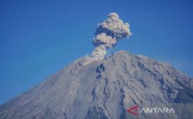 Tiga gunung api aktif di Indonesia meletus pada Selasa malam..
